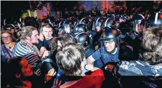  ?? ?? Επεισόδια σε διαδήλωση στη Βουδαπέστη, όπου µαθητές, καθηγητές και φοιτητές διαµαρτύρο­νται εναντίον κυβερνητικ­ού νοµοσχεδίο­υ που υπονοµεύει το καθεστώς των καθηγητών ως δηµοσίων υπαλλήλων.