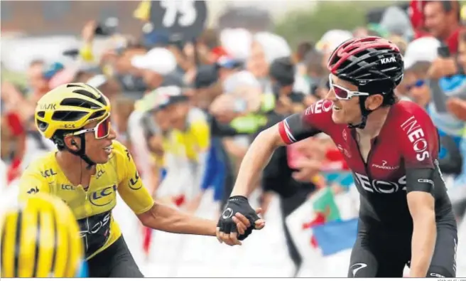  ?? YOAN VALAT / EFE ?? El colombiano Egan Bernal entra en meta acompañado del británico Geraint Thomas, vencedor en la pasada edición del Tour y su compañero de equipo.