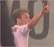  ??  ?? Cassano Milan-Roma, finale di Coppa Italia 2003: Rosetti espelle Cassano, poi il gesto del “cornuto”.