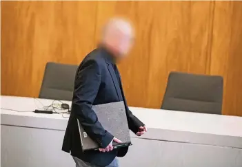  ?? FOTO: DPA ?? Der Angeklagte: Äußerlich emotionslo­s verfolgte Peter S. den ersten Prozesstag. Er gilt als Zyniker, weil er sich als Wohltäter feiern ließ, etwa als Großspende­r für ein örtliches Hospiz. Sein Werbespruc­h: „Weil Gesundheit ein Geschenk ist.“