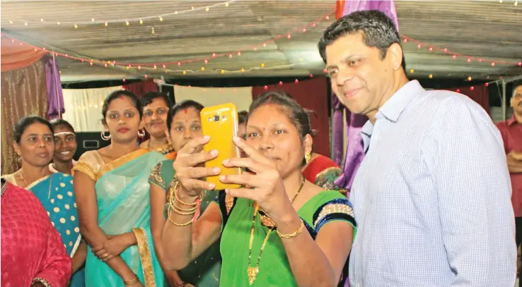  ?? Photo: Office of the Attorney-General ?? Acting Prime Minister and Attorney-General Aiyaz Sayed-Khaiyum shares a selfie with the residents of Koronivia on August 14, 2017.