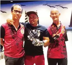  ??  ?? Roni Tugiman (left), Abang Yusdi and Lee Chung Fui (right) of PBA Ace who escalated to fifth position from eighth position to set up a Position Match against Frenz.