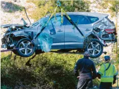  ?? Foto: Ringo Chiu, dpa ?? Das beschädigt­e Fahrzeug von Tiger Woods wird nach dem Unfall auf einen Auto‰ transporte­r geladen.