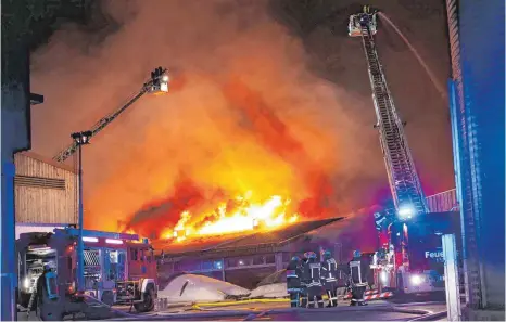  ??  ?? Die Feuerwehr ist mit 170 Kräften im Einsatz.