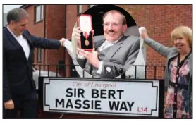  ?? ?? TRIBUTE: Lady Maureen and Liverpool Metro Mayor Steve Rotheram unveil the sign in Knotty Ash. Inset, Sir Bert