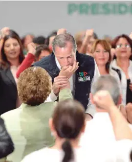  ??  ?? CAMPAÑA. José Antonio Meade, ayer, de gira por Durango.