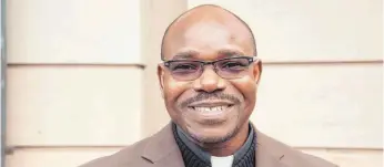  ?? FOTO: DPA ?? Der Geistliche McDonald Nwandu ist aus Sicht von Innenminis­ter Thomas Strobl (CDU) ein gutes Beispiel für Zuwanderun­g, wie sie sein sollte.