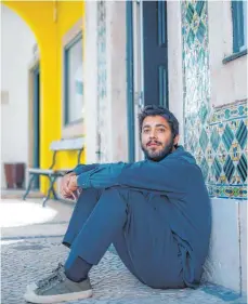  ?? FOTO: WMG ?? Mit „Amar Pelos Dois“hat sich der Portugiese Salvador Sobral 2017 beim Eurovision Song Contest durchgeset­zt. Jetzt gibt es auf dem Album „Paris, Lisboa“Nachschub.