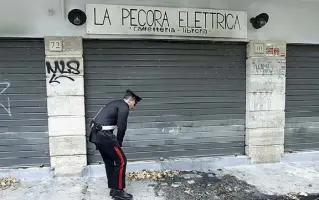  ?? (foto Proto) ?? Rilievi
I primi rilievi dei carabinier­i dopo l’incendio della libreria di Centocelle «La pecora elettrica» nella notte tra martedì e mercoledì