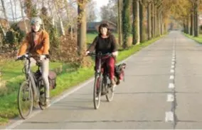  ?? FOTO NEEL VERMEIREN ?? Het is momenteel niet altijd even veilig fietsen op de Sint-Lenaartsew­eg.