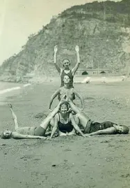  ??  ?? Al mare Cesarina Gualino, in basso al centro, con alcune sue amiche danzatrici a Sestri, 1927-28