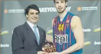  ?? FOTO: MD ?? MVP de la Euroliga. Recibiendo uno de sus trofeos mensuales