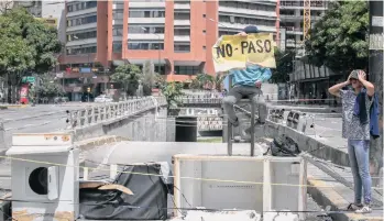  ?? /EFE ?? Opositores bloquean una vía en manifestac­ión contra el gobierno de Maduro.