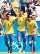  ?? AP ?? Marquinhos (4) celebró su gol con Douglas (6) y Rodrigo (3).