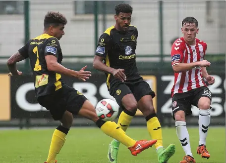  ??  ?? Tobi Adebayo-Rowling and Jonah Ayunga up against Derry City’s Ben Doherty.Pic: Lorcan Doherty / Presseye.com