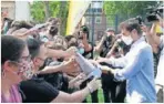  ??  ?? Iker Casillas, jugando con niños y firmando autógrafos en Ávila.