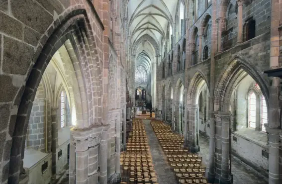  ??  ?? La nef de l'édifice – bâti au xiiie siècle sur le site d'une ancienne église – mesure 39 mètres de long et 17 mètres de large. Elle est formée de sept travées à trois étages : grandes arcades, triforium et fenêtres hautes.