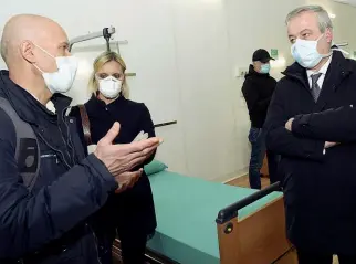  ??  ?? Verso l’inaugurazi­one Da sinistra: Oliviero Valoti, l’assessore Claudia Terzi e il presidente del Consiglio superiore della sanità Franco Locatelli; nella foto a destra, gli ultimi lavori