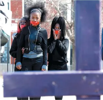  ??  ?? Des élèves de 10e année de Chicago participen­t à la manifestat­ion nationale, dans leur quartier, mercredi. − Associated Press: Martha Irvine