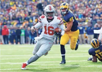  ?? RICK OSENTOSKI, USA TODAY SPORTS ?? To win the Big Ten East Division, quarterbac­k J.T. Barrett, left, and Ohio State need to defeat Michigan on Saturday and hope that Penn State loses to Michigan State.
