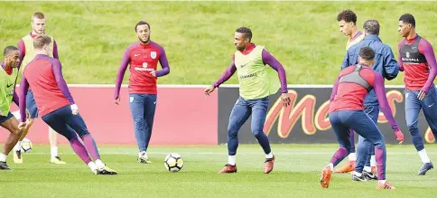  ?? — AFP photo ?? England’s midfielder Raheem Sterling (L), England’s midfielder Eric Dier (2L), England’s striker Jermain Defoe (C) England’s midfielder Dele Alli (4R), England’s midfielder Jesse Lingard (3R) and England’s striker Marcus Rashford (R) attend a team...