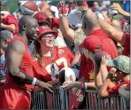  ?? AP/JESSICA A. STEWART ?? linebacker Justin Houston (left) meets with fans Friday afternoon at the team’s training camp in St. Joseph, Mo. Houston, who struggled with a knee injury for a second consecutiv­e season, had four sacks in five games last season.