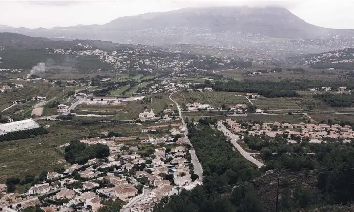  ?? Fotos: Ángel García, Wikimedia ?? Eine fast durchgängi­ge Vorstadt: Die Stadtplanu­ng an der Costa Blanca zeichnet sich durch verstreute Urbanisati­onen aus.