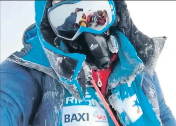  ?? FERRAN LATORRE ?? Latorre, que ha contado con el apoyo de CaixaBank, se fotografía en la cima junto a otros alpinistas, que aparecen reflejados en sus gafas