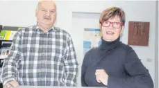  ?? FOTO: INGEBORG WAGNER ?? Klaus Schwarz von der Rheuma-Liga Tuttlingen und Irene Apholz, die am Fibromyalg­ie-Syndrom leidet, wollen eine Selbsthilf­egruppe für Erkrankte ins Leben rufen.