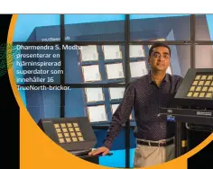  ??  ?? Dharmendra S. Modha presentera­r en hjärninspi­rerad superdator som innehåller 16 TrueNorth-brickor.