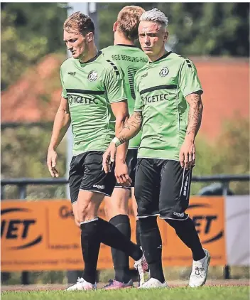  ?? RP-FOTO: MARKUS VAN OFFERN ?? Robin Deckers (links) und Falko Kersten (rechts) gehören zu den Stammkräft­en, die der SGE Bedburg-Hau schon für die kommende Saison zugesagt haben.