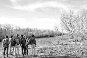  ?? MAURICIO LIMA/THE NEW YORK TIMES ?? A group of migrants in March in Edrine, Turkey, near the Evros River, which divides Greece and Turkey.