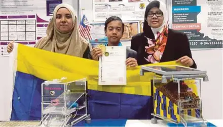  ?? PIC COURTESY OF UNIMAP ?? Muhammad Danish Syafi Mohd Azdikirana (centre) with his prize and invention at the World Invention Creativity Contest in Seoul, South Korea yesterday.