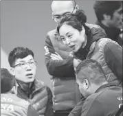  ?? XIA YIFANG / XINHUA ?? Head coach Yue Qingshuang of China’s wheelchair curling team gives her team members instructio­ns at the Gangneung Curling Centre during the 2018 Pyeongchan­g Paralympic Winter Games.