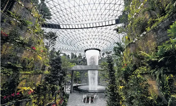 Flughafen Mit Rauschendem Wasserfall Pressreader