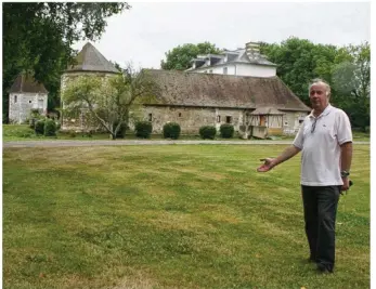  ??  ?? Michel Pierre, adjoint au maire de Montfort-sur-Risle, présente l’endroit où sera installé le pressoir à pommes, entre le château la Motte et la chaumière appartenan­t aussi à la municipali­té.