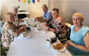  ??  ?? This fundraisin­g tea party in Rhyddings Park in Oswaldtwis­tle raised over £150 for the NHS charities