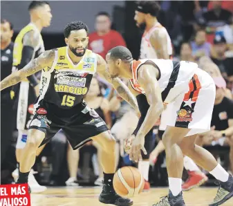  ??  ?? EL MÁS
VALIOSO
El importado de los Piratas, Tu Holloway, con el balón ante Walter Hodge, fue selecciona­do el Jugador Más Valioso de la Serie Final.