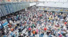  ?? FOTO: DPA ?? Fluggäste am Terminal 2 in München: Die Fluggesell­schaften sagten zu, das Verfahren für Entschädig­ungen zu erleichter­n.