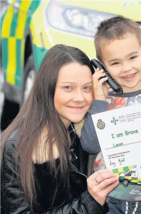  ??  ?? &gt; Linzi and Leon Isaac with Welsh Ambulance Service paramedic Steve Davies