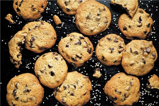  ?? ABEL URIBE/CHICAGO TRIBUNE; SHANNON KINSELLA /FOOD STYLING ?? Tahini chocolate chip cookies, based on a recipe by cookbook author and food writer David Lebovitz, take the flavor of sesame to the sweet side.