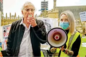  ?? / AFP ?? Australian journalist John Pilger speaks during a picnic in Parliament Square, central London on July 3, 2021, to mark Wikileaks founder Julian Assange’s 50th birthday.