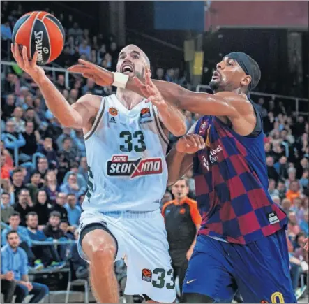  ??  ?? Nick Calathes, base del Panathinai­kos, ataca la defensa de Brandon Davies, pívot del Barça, en un partido de la Euroliga.