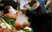  ??  ?? Malgré un coût supérieur, le marché du bio dans les fruits et légumes est plébiscité par les Français.