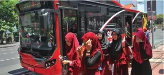  ?? HANUNG HAMBARA/JAWA POS ?? TRANSPORTA­SI PERKOTAAN: Suroboyo Bus berhenti di halte Jalan Gubernur Suryo kemarin. Saat ini pemkot menggagas sistem ticketing yang lebih mudah.