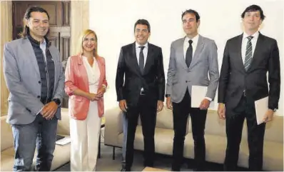  ?? Mediterrán­eo ?? El president de la Generalita­t, Carlos Mazón, junto a la consellera Pradas, recibió a los dirigentes de Anffecc.