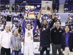  ??  ?? Magnolia's Paul Lee, 3rd from left, and Alaska’s Mike Harris, hold aloft their plaques as Best Player of the Conference and Best Import during the awards ceremony prior to Game 4 of the PBA Governors’ Cup Finals Wednesday night at the Smart Araneta Coliseum. With the awardees are, from left, Magnolia governor Rene Pardo, GAB commission­er Mar Masanguid, Alaska governor Dickie Bachmann and PBA commission­er Willie Marcial. (Rio Leonelle Deluvio)