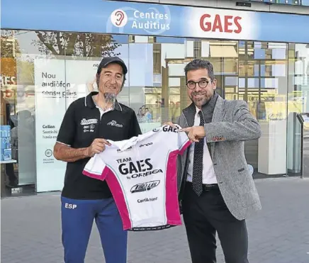  ??  ?? Juanjo Méndez con Antonio Gassó, director general de GAES