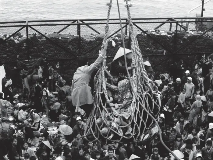  ?? FOTO: PETER O’LOUGHLIN, AP/NTB SCANPIX ?? Et stort nett løftet flyktninge­r om bord SS Pioneer Contender etter at byen Da Nang i Vietnam ble evakuert.