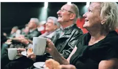  ?? RP-FOTO: STEPHAN KÖHLEN ?? Die Vorstellun­g war ausverkauf­t, einige Gäste brachten auch selbst gebackenen Kuchen mit.